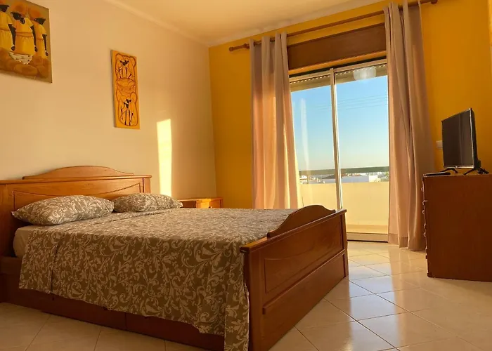 Ocean View Quartos 民宿