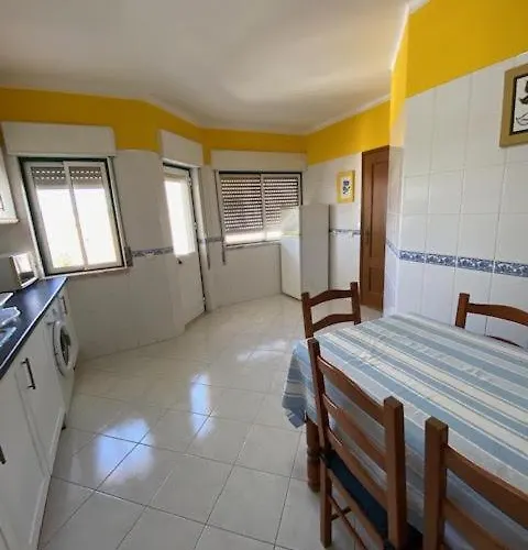 Ocean View Quartos 民宿